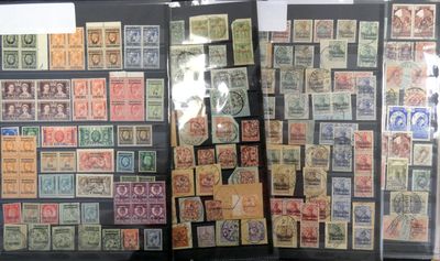 de nombreux timbres exposés dans une vitrine