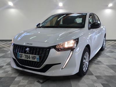 vue de face d'une voiture blanche dans un showroom