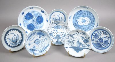 de nombreuses assiettes bleues et blanches ornées de motifs