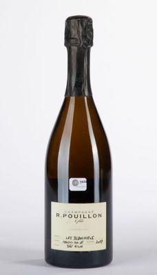 une bouteille de vin avec une étiquette, posée sur une table