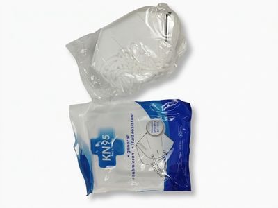 un paquet de papier toilette à côté d'un paquet de papier toilette