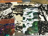 un lot de cartes posées sur une table