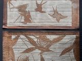 deux tableaux représentant des oiseaux et des fleurs sur un mur à fond noir