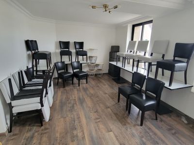 une pièce contenant beaucoup de chaises et de tables