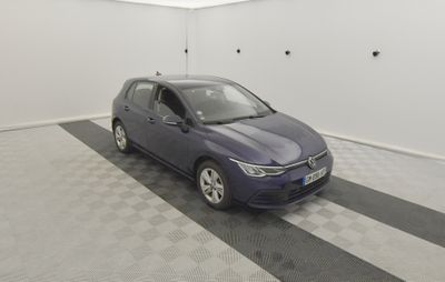 la voiture bleue est garée dans le garage sur le sol en damier