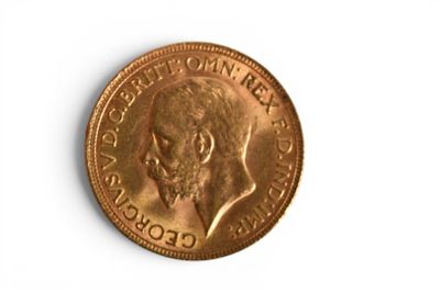une vieille pièce de monnaie avec un visage d'homme sur une surface blanche