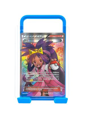une boîte en plastique bleue avec l'image d'une fille tenant une carte pokemon