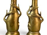 deux vases en or placés l'un à côté de l'autre