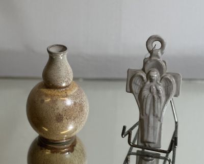 deux vases posés sur une table en verre