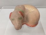 sculpture représentant un chat aux yeux verts, exposée dans une vitrine