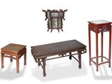 trois meubles, à savoir une table, un tabouret et un miroir