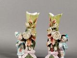 paire de figurines en porcelaine représentant deux personnes ornées de fleurs