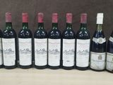 plusieurs bouteilles de vin sont alignées sur une table