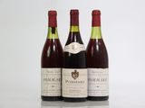 trois bouteilles de vin sont alignées sur une table