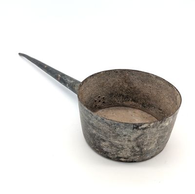 COUADE ou KUXETA, en fer blanc à récipient et long bec. Ancê…