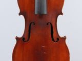 un vieux violon avec un archet sur fond blanc
