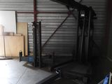 une photo d'un garage avec une grue au milieu
