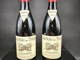 deux bouteilles de vin rouge posées sur une boîte noire
