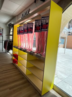 beaucoup de chaussures exposées dans un magasin