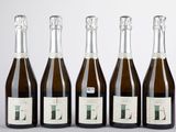 six bouteilles de vin sont alignées dans une rangée