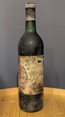 une bouteille de vin posée sur une table