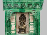 une image représentant une cheminée verte et blanche avec une statue à l'intérieur
