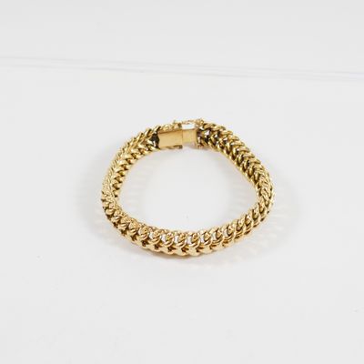 un bracelet en chaîne d'or avec un fermoir carré