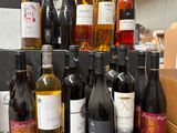 de nombreuses bouteilles de vin posées sur une table dans une pièce