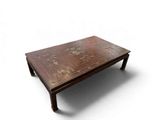 une table basse ornée d'un motif