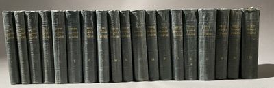 Les vieux livres sont alignés en rangées sur la table.