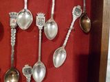 de nombreuses cuillères et des cuillères-cuillères accrochées à un mur