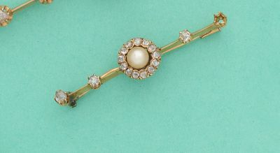 deux paires d'épingles à cheveux ornées de perles et de diamants