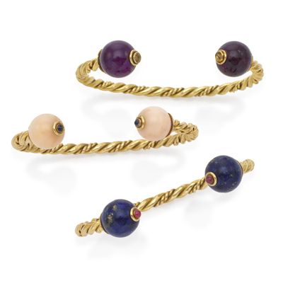 un lot de trois bracelets plaqués or, ornés de lapis-lazuli et de grenats