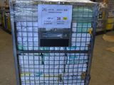 un chariot contenant de nombreux cartons dans un entrepôt