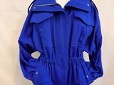 une veste bleue pour femme sur un mannequin, un mannequin, un mannequin, un mannequin, un mannequin, un mannequin, un mannequin, un mannequin