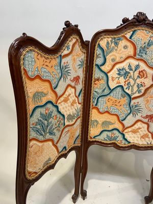 paire de chaises anciennes en bois sculpté, rembourrées, ornées de motifs floraux