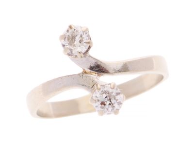 une image d'une bague de type « bypass » sertie d'un diamant, sur fond blanc