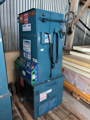 une machine posée sur une palette dans un entrepôt