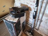 une boîte surmontée d'un aspirateur, dans une pièce