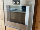 un four encastré dans le mur de la cuisine