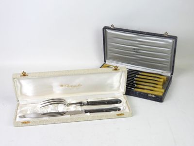 un service d'argenterie dans un coffret, comprenant une fourchette et un couteau