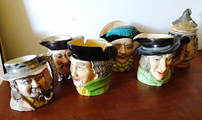de nombreux types de tasses posées sur une table