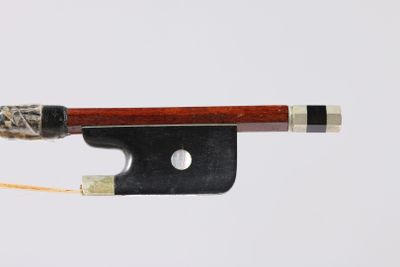 gros plan d'un archet de violon sur fond blanc