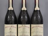 trois bouteilles de vin sont alignées sur une table