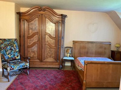 Lot comprenant un fauteuil tapissé style Louis XIII, une gra…