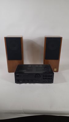 deux haut-parleurs et une chaîne hi-fi posés sur une table