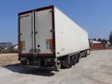 un camion semi-remorque garé sur le côté de la route