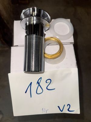 un morceau de métal posé sur une feuille de papier