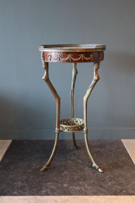 Guéridon tripode de style Empire. En bois de placage et marq…