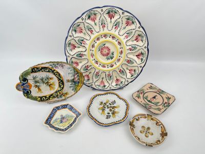 un ensemble d'assiettes et de bols de différentes sortes posés sur une surface blanche